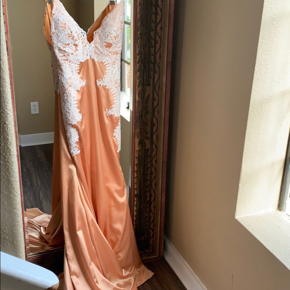 Beautiful -NEW prom dress .